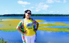 女子双腿跨坐男友裆部磨蹭